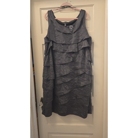 R&M Richards Dresses & Skirts - R&M Richards Women Metallic Tiered Midi Formal Dress Brooch Grey 20W